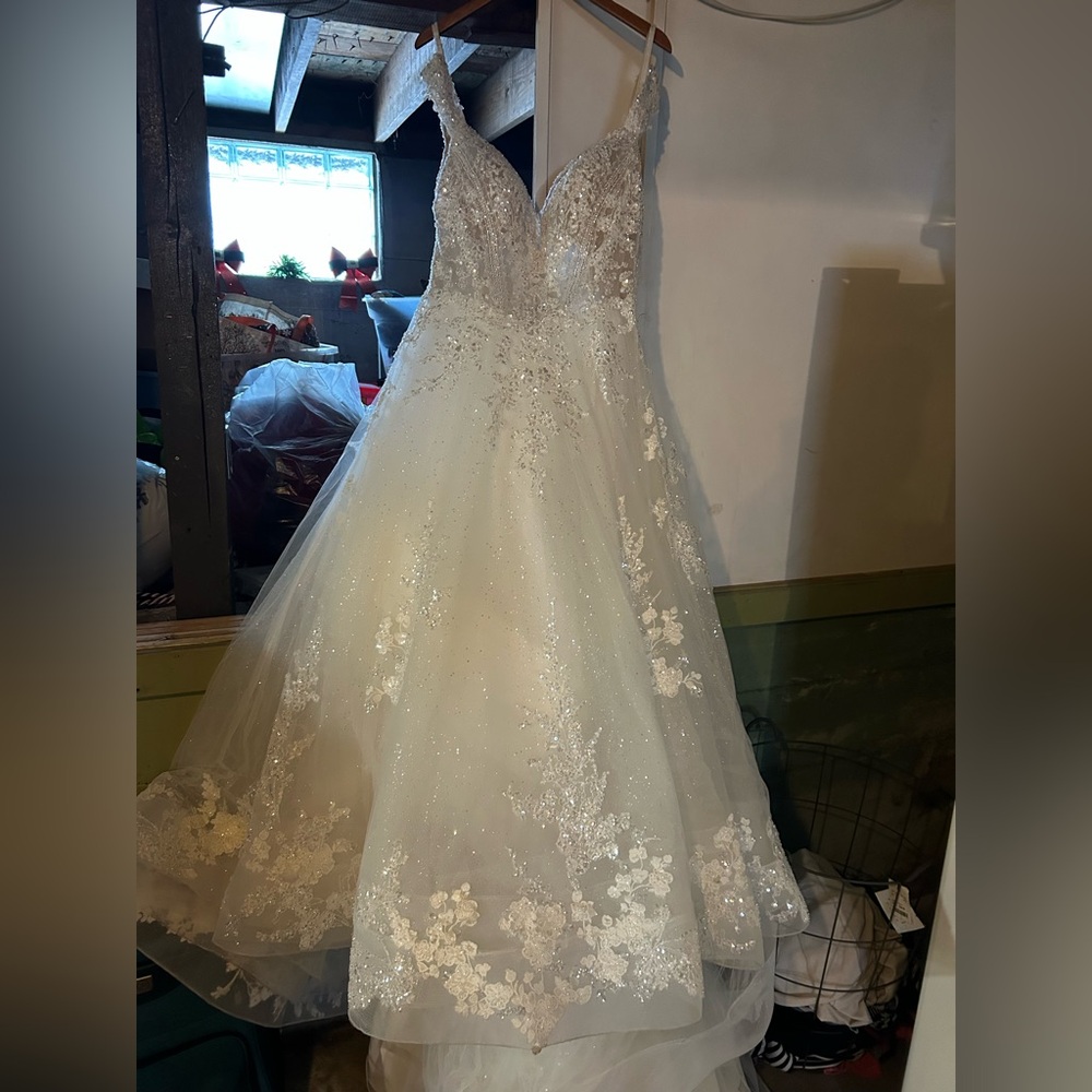 Stunning Ivory Sequin Wedding Dress - Picture 3 of 16